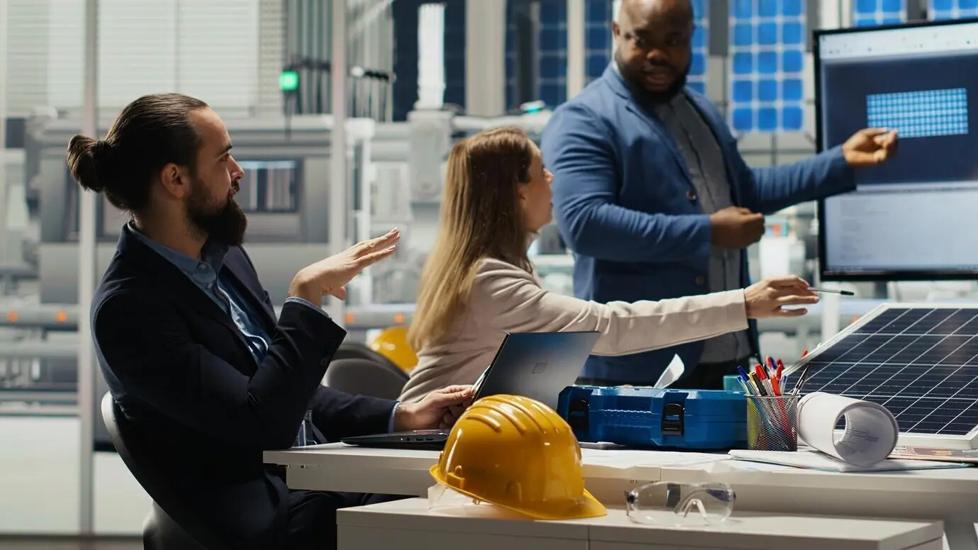 Fröhliche Manager geben sich die Hand und feiern die Ausweitung der Fabrikproduktion.