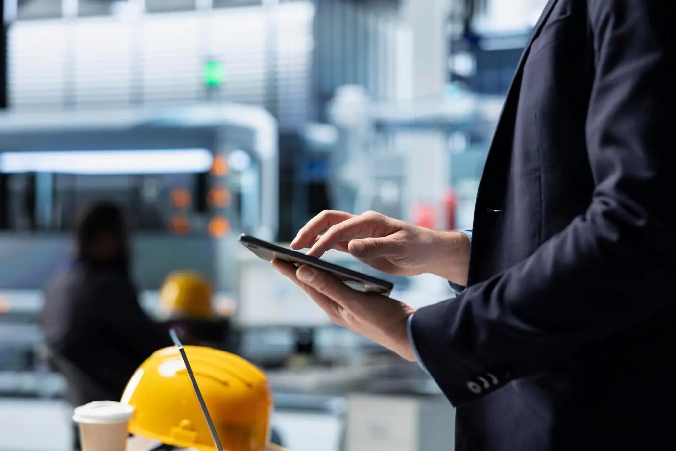 Betriebsleiter in einer Solarmodulfabrik, der Effizienzkennzahlen überwacht.