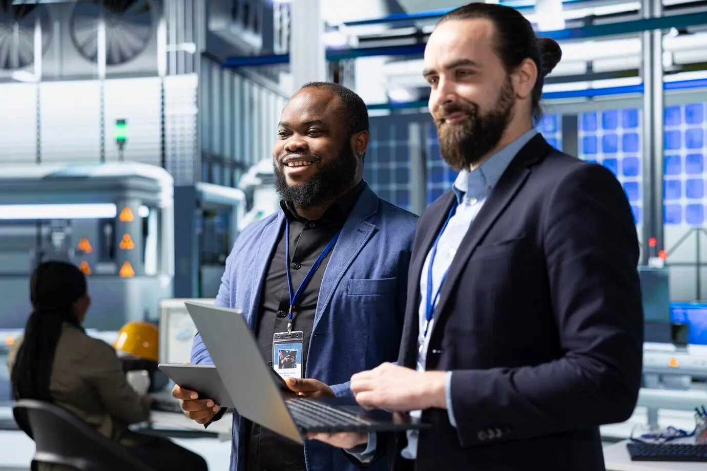 Fabrikinspektoren und Vorgesetzte tauschen sich in einem Briefing über Produktionskennzahlen aus.