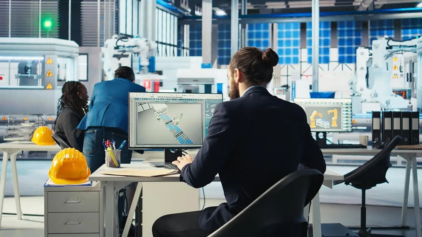 Experte einer Photovoltaikfabrik liest Unterlagen zu den Maschinen eines Solarkraftwerks.