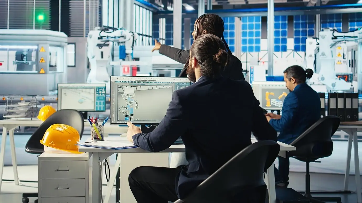 Leiter einer umweltfreundlichen Photovoltaikfabrik, der mit einem Ingenieurteam für Solartechnik zusammenarbeitet